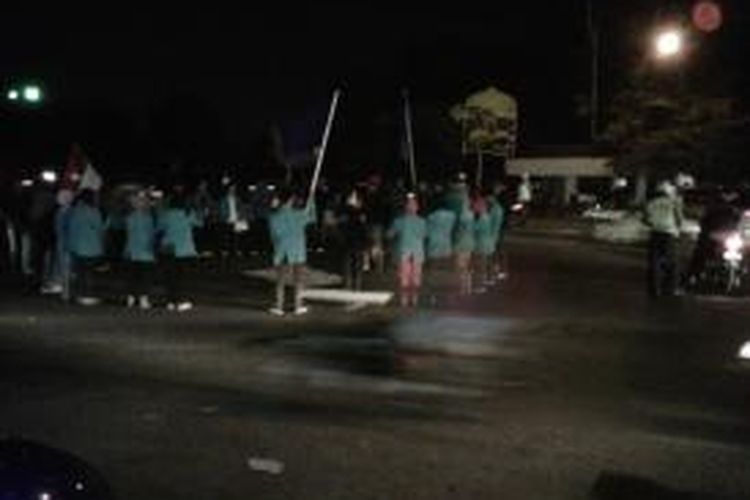 Puluhan mahasiswa menggelar aksi di pertigaan Pabelan, Jumat (20/9/2013).