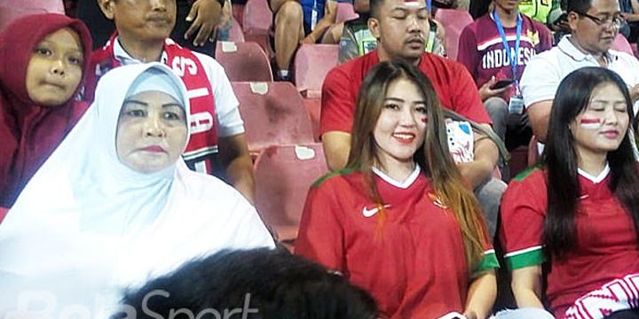 Pedangdut Via Vallen menyaksikan laga timnas U-16 Indonesia saat melawan Vietnam di Grup A Piala AFF U-16 di Stadion Gelora Delta di Sidoarjo, Kamis (2/8/2018) malam.
