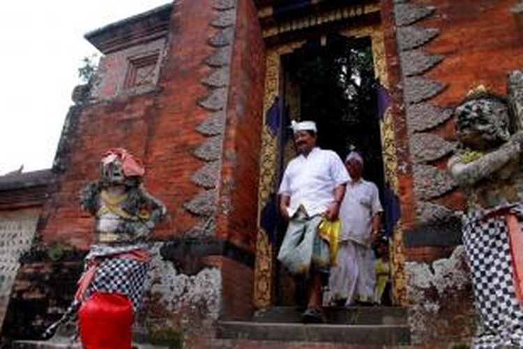 Umat Hindu usai sembahyang di pura Lingsar, Lombok Barat, NTB, Jumat (8/7/2011). Pura tertua di pulau Lombok tersebut dibangun pada tahun 1714 oleh Raja Anak Agung Ketut Karangasem, terdiri dari dua yakni pura Gaduh yang khusus digunakan umat Hindu, dan pura Kemaliq yang juga digunakan umat Islam suku Sasak untuk beribadah. 