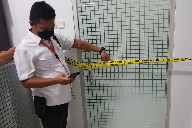 Polisi menyegel Kantor Dekan FISIP Universitas Riau (Unri), Kamis (11/11/2021).