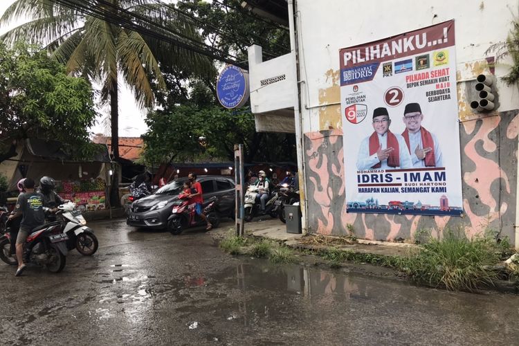 Alat peraga kampanye dari pasangan calon wali kota dan calon wakil wali Kota Depok nomor urut 2 di Jalan Pramuka Raya, Limo, Kota Depok, Jawa Barat, Minggu (6/12/2020) siang.