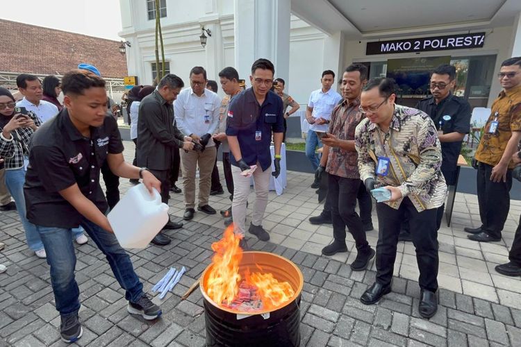 Polisi dan BI Bakar 12.270 Lembar Uang Palsu di Kota Solo