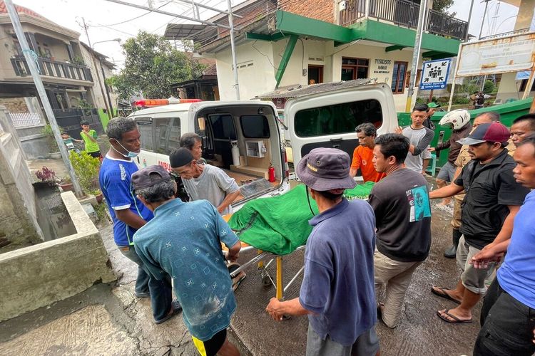 Seorang pemuda bernama Riyan Nur Hidayat (25) meninggal dunia setelah tersengat aliran listrik tegangan tinggi. Korban tersengat listrik, saat di wilayahnya tepatnya si Kampung Bojongasih, Desa Dayehkolot, Kecamatan Dayeuhkolot, Kabupaten Bandung sedang terdampak banjir, pada Selasa (9/5/2023)