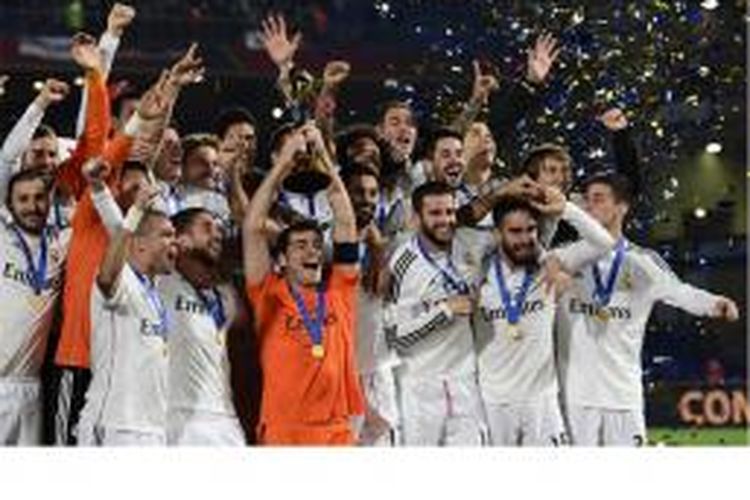 Para pemain Real Madrid merayakan kesuksesan mereka menjuarai Piala Dunia Antarklub usai menang 2-0 atas San Lorenzo di Maroko, Sabtu (20/12/2014).