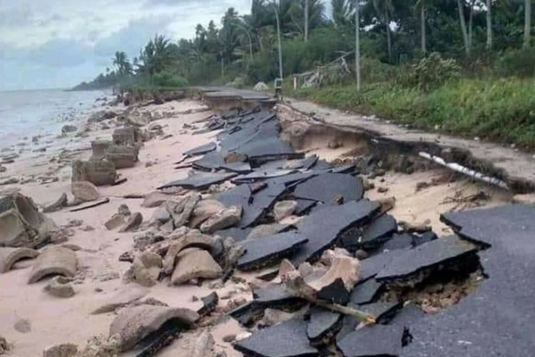 Ruas jalan utama yang menghubungkan Kota Dobo Kepulauan Aru, Maluku dengan Kecamatan Aru Selatan rusak parah setelah dihantam gelombang pasang Rabu (16/12/2020)