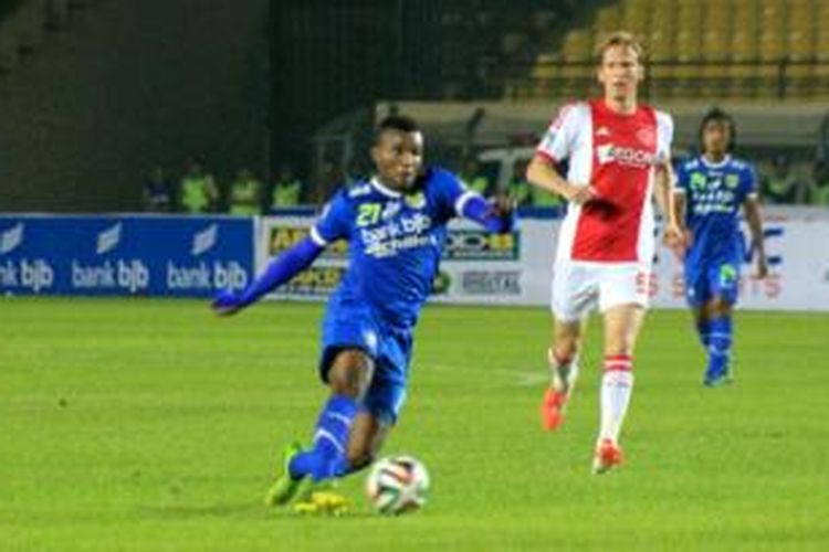 Striker Persib Bandung, Djibril Coulibaly, saat berusaha menembus pertahanan Ajax Amsterdam pada laga uji coba di Stadion Si Jalak Harupat, Rabu (14/5/2014). Persib berhasil menahan imbang Ajax 1-1. 