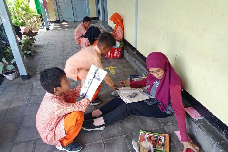 Mobil Perpustakaan Keliling dari Dinas Perpustakaan dan Kearsipan Kabupaten Kulon Progo, Kabupaten Kulon Progo, Daerah Istimewa Yogyakarta. Antusias pelajar menguar begitu mobil pustaka ini datang.