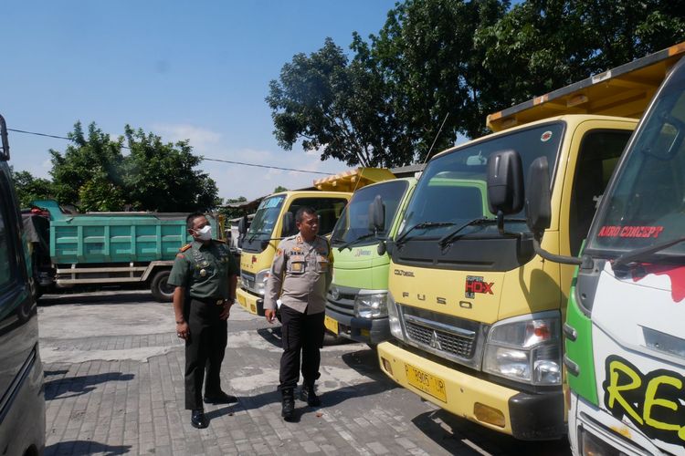 Puluhan dump truk, sembilan ekskavator, dan satu mesin sedot pasir diamankan polisi dari pertambangan pasir ilegal Lumajang, Kamis (1/9/2022)