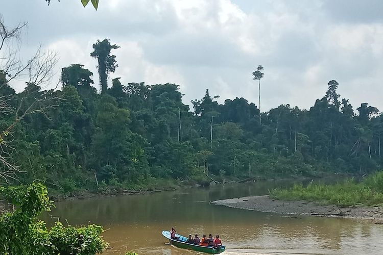 Tim Basarnas dengan masyarakat melakukan pencarian warga nelayan di teluk Bintuni 