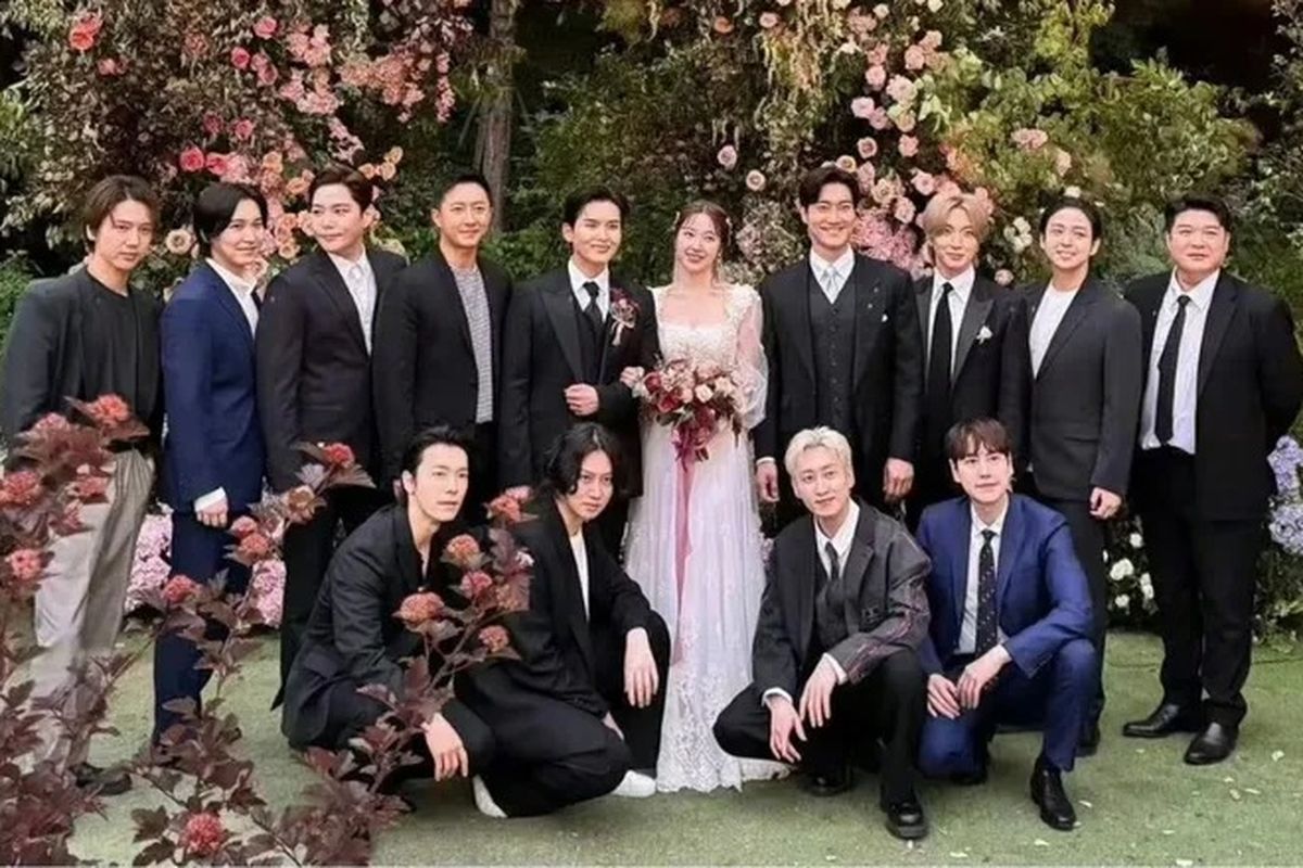 Boy group Super Junior tampil dengan formasi lengkap awal debut (OT13) pada pernikahan Ryeowook dan Ari eks Tahiti, Minggu (26/5/2024).