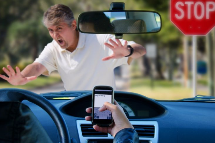 Bahaya main ponsel saat mengemudi