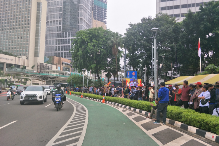 Sejumlah warga memadati kawasan Bundaran Hotel Indonesia untuk menyaksikan parade alutsista dalam rangka HUT ke-77 TNI, Rabu (5/10/2022).