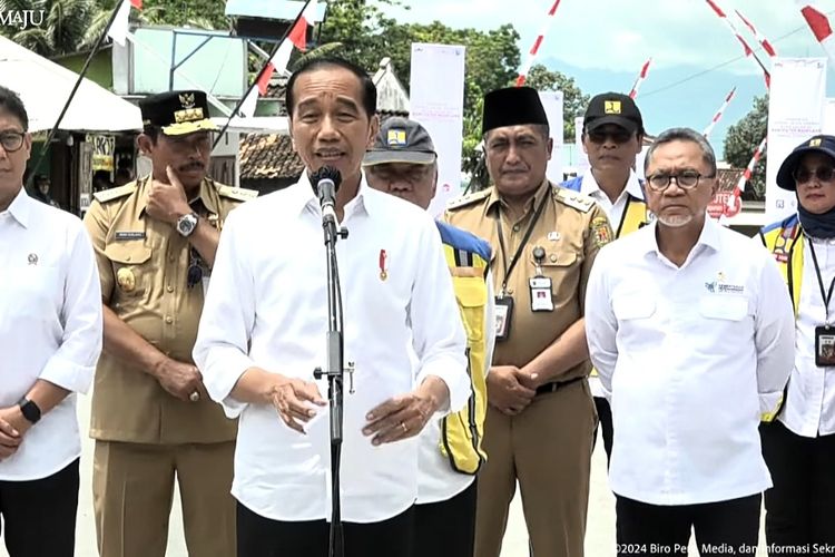 Presiden Joko Widodo saat meresmikan jalan daerah ruas Muntilan-Keningar, Sukomakmur, Kabupaten Magelang, Jawa Tengah, Senin (22/1/2024).