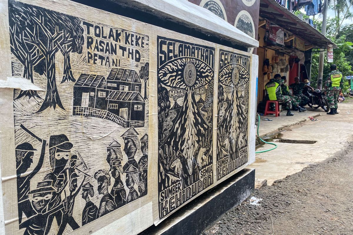 Anggota TNI berada di Desa Wadas, Bener, Purworejo, Jawa Tengah, Rabu (9/2/2022). Gubernur Jawa Tengah Ganjar Pranowo saat berkunjung ke Desa Wadas Rabu (9/2) hari ini mengatakan pihaknya sudah membuka lebar ruang dialog kepada masyarakat sejak lama, khususnya warga yang masih menolak terkait rencana pembangunan Bendungan Bener.