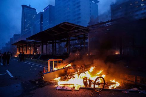 Shelter Transjakarta Tosari Dibakar Massa, Polisi Lepaskan Gas Air Mata