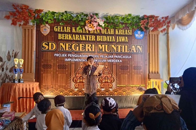 Siswa kelas 4 membacakan geguritan (puisi berbahasa Jawa) dalam gelar karya P5 