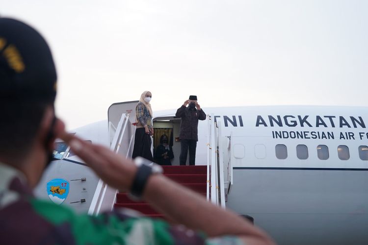Wakil Presiden Ma'ruf Amin bersiap menaiki pesawat dari Bandara Soekarno-Hatta menuju Lajuan Bajo, Nusa Tenggara Timur, Senin (14/3/2022) pagi. Ma'ruf dijadwalkan melaksanakan kunjungan kerja di Labuan Bajo hingga Selasa (15/3/2022) besok.