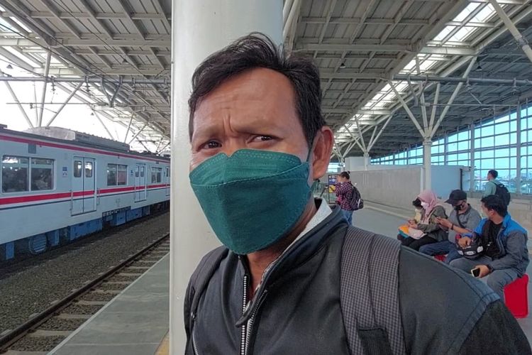 Salah satu pengguna kereta rel listrik (KRL), Sukmajaya (52), mengaku kaget dengan rute baru KRL seiring pelaksanaan switch over (SO) ke-5 di Stasiun Manggarai. Ia ditemui Kompas.com di Stasiun Manggarai, Minggu (29/5/2022).