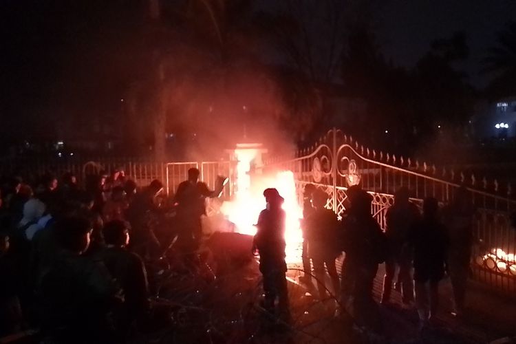 Massa mahasiswa membakar spanduk dan water barier di depan Gedung Sate, Kota Bandung, Jumat (29/9/2023) malam.