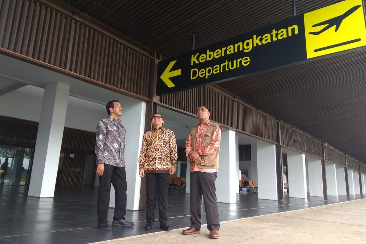 Bupati Banyuwangi Abdullah Azwar Anas (tengah) dan Muhammad Awaluddin (batik hitam) saat meninjau bandara Banyuwangi Jumat (22/12/2017)