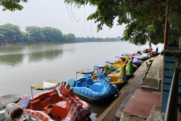 Wahana bebek air di Danau Setu Babakan, Jagakarsa, Jakarta Selatan, Jumat (29/12/2023). 