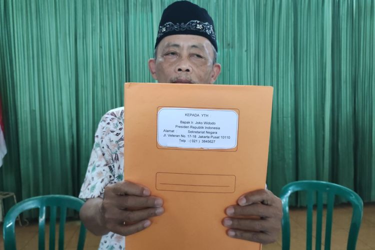 Sugeng Budiyanto, suami Asri Murwani menunjukan berkas surat yang dikirim ke Presiden Joko Widodo.