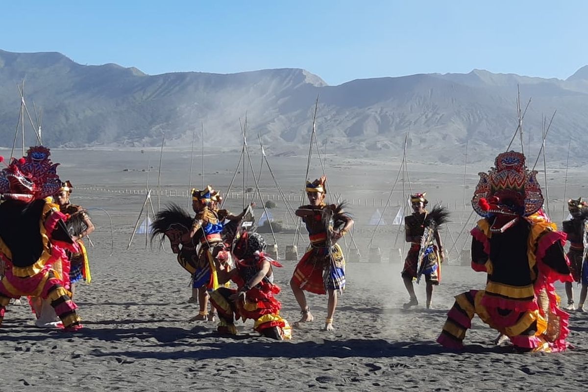 Lautan pasir Kasiah di kaki gunung Bromo menjadi panggung drama kehidupan Joko Seger dan Roro Anteng yang merupakan legenda asal muasal suku Tengger.