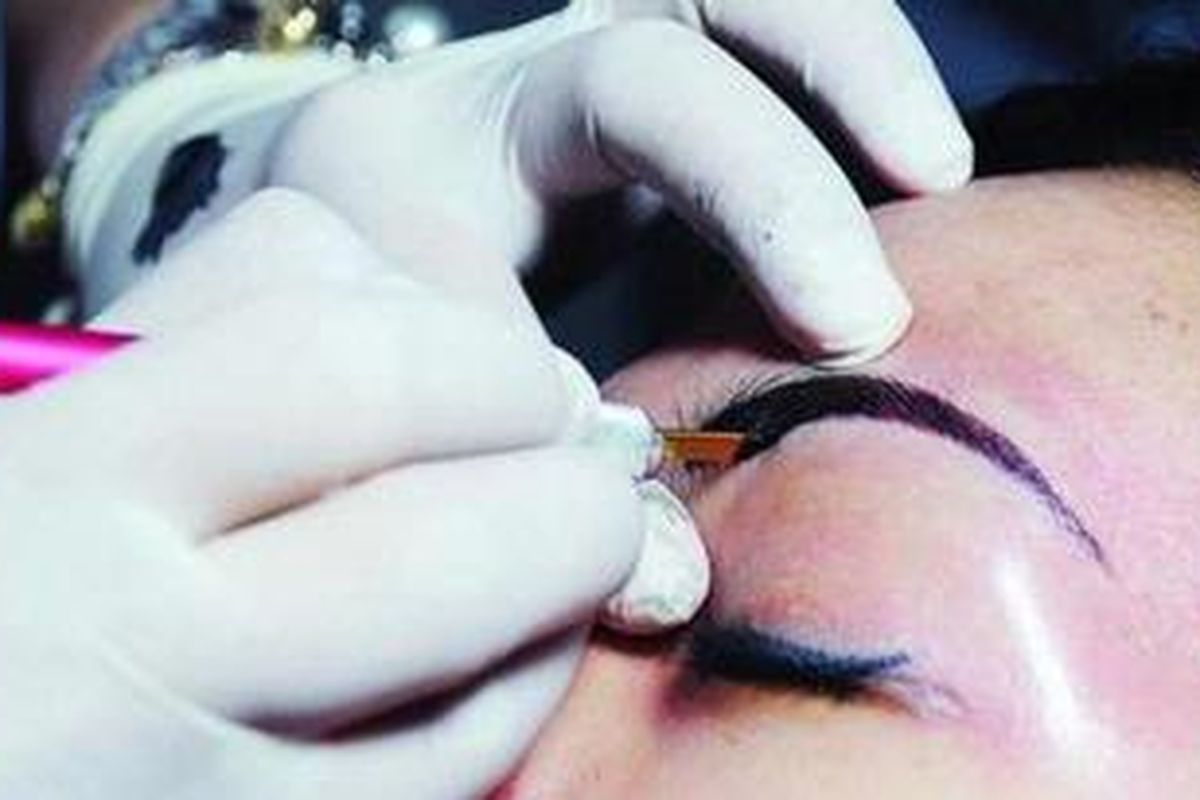 Dr Lydia W Gandhy menyulam alis seorang pasiennya di Klinik My Beauty Art International di Surabaya, Senin (27/2/2012).