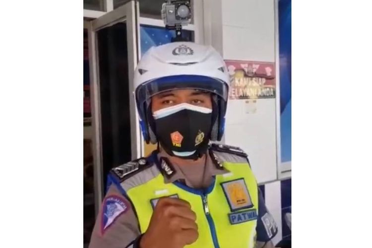 Tangkapan layar video viral Satlantas Polres Sukoharjo memasang action camera di helm.