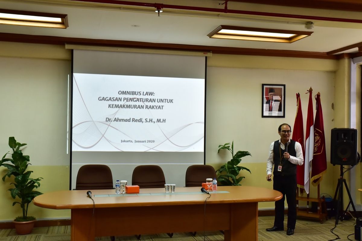 Fakultas Hukum (FH) Untar bersama Pemerintah Kabupaten Tanah Laut, Kalimantan Selatan menyelenggarakan Focus Group Discussion (FGD) bertajuk ?Penerapan Omnibus Law dalam Peraturan Tingkat Daerah di Universitas Tarumanegara, Jakarta, Senin (13/1/2020).