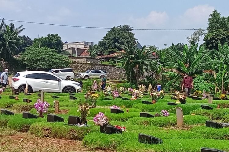 Pemakaman Jenazah Covid-19 di TPU Jombang, Tangsel, Kamis (5/5/2022)