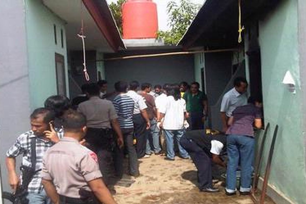 TKP baku tembak polisi dengan tersangka perampokan dan dugaan teroris H (23) dan A (30) di Jalan Al Ikhlas RT 06/RW 01 Pondok Kacang Timur, Kota Tangerang Selatan, Jumat (30/3/2012).