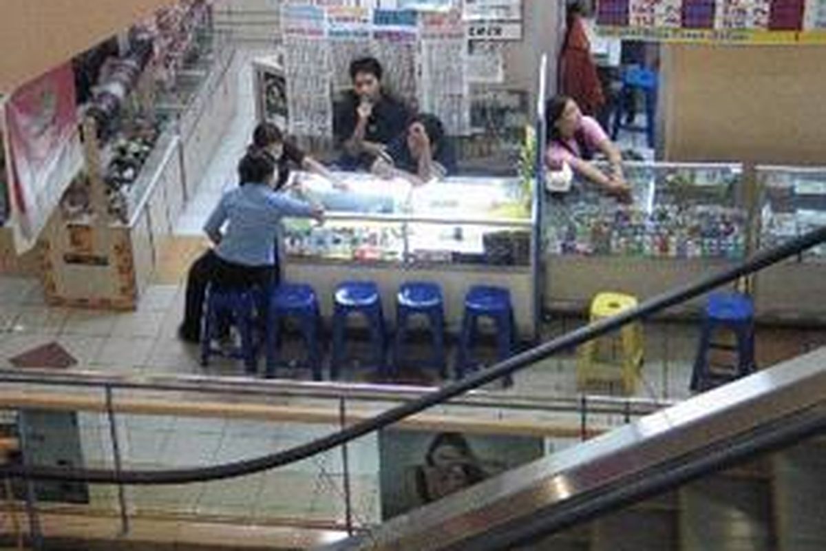    Pusat Jual Salah satu gerai penjualan handphone (HP) di ITC Roxy Mas, Jakarta. Di sini dijual berbagai merek HP dengan harga yang -bervariasi. Tukar tambah antara HP lama dan yang baru juga ditemukan di Roxy Mas.  