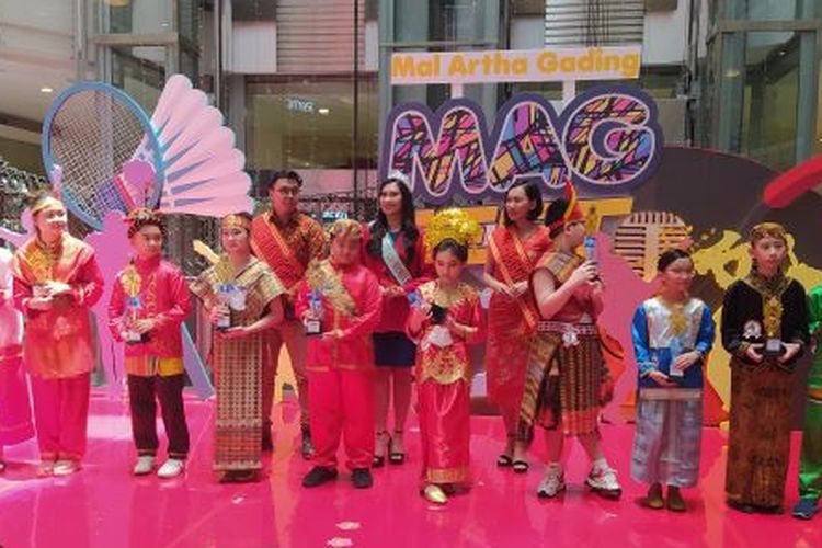 
Para siswa SD Montessori Gading Permata School merayakan keberagaman pada United Nations Day dan Sumpah Pemuda, Jumat 29 Oktober 2022, di Mal Artha Gading, Jakarta Utara.