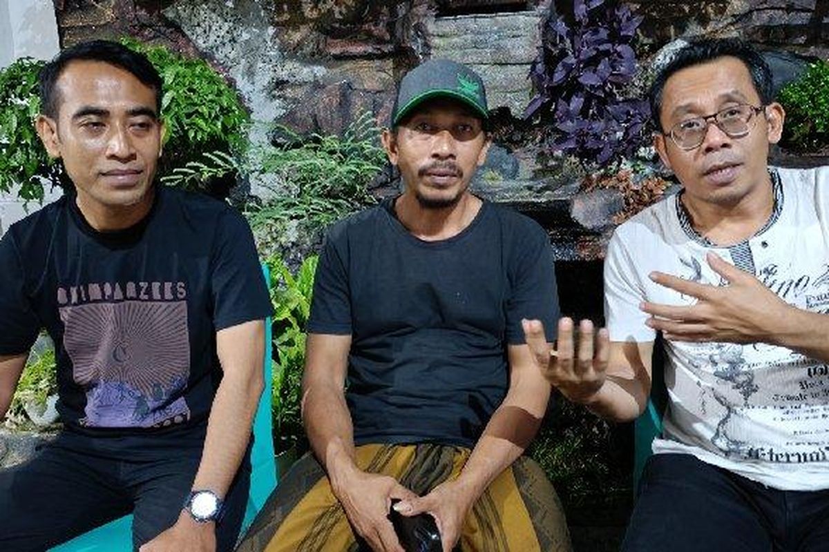 Ayah Brigadir Esco Fasca Rely (tengah) memberikan tanggapan resmi usai Kepolisian Resor Lombok Barat menetapkan 4 tersangka baru dalam kematian Esco.