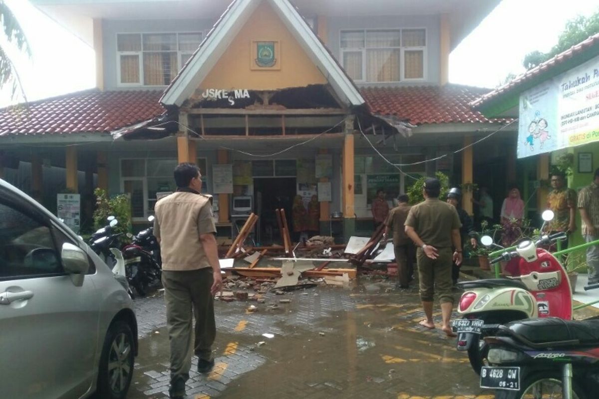 Kanopi Puskesmas Jurumudi di Benda, Tangerang ambruk, Kamis (15/2/2018) pagi.