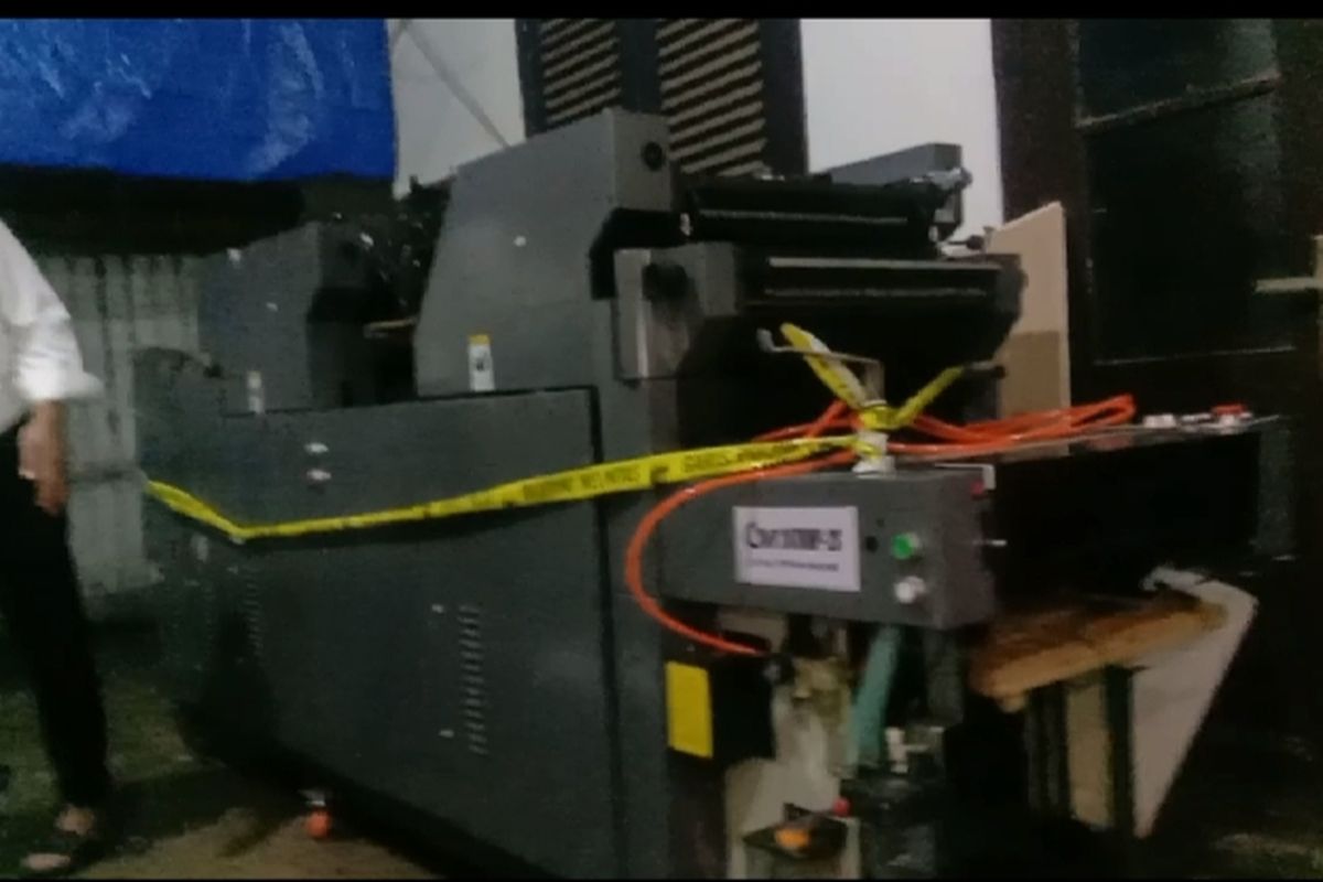 Aparat kepolisian Polres Gowa, Sulawesi Selatan tengah memeriksa satu unit mesin cetak canggih yang diamankan terkait peredaran uang palsu yang diproduksi di salah satu universitas Negri di Kabupaten Gowa, Sulawesi Selatan. Senin, (16/12/2024).