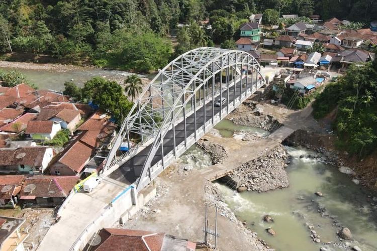 Jembatan Ciberang di Desa Ciladaeun, Kecamatan Lebak Gedong, Kabupaten Lebak, Banten.