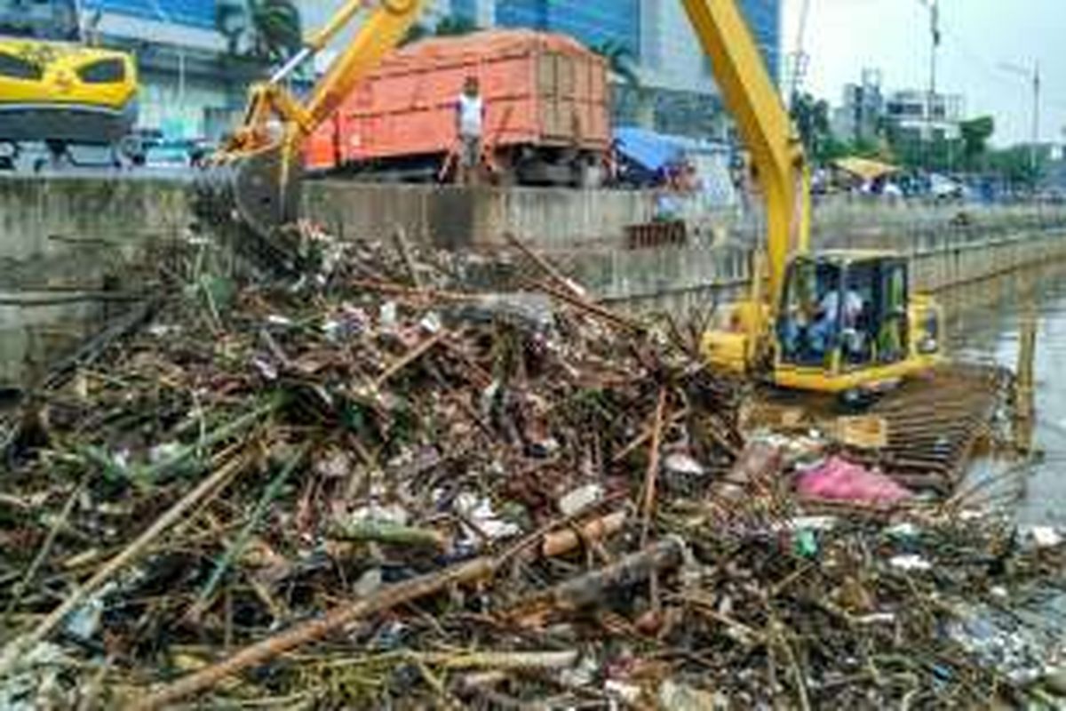Gunungan sampah bambu setinggi lebih kurang 4 meter di Sungai depan Season City, Jembatan Besi, Jakarta Barat, Senin (23/5/2016) sore.