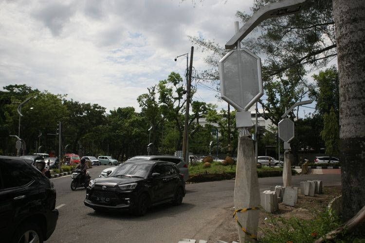Penampakan lampu jalan mirip pocong yang berada di Jalan Pangeran Diponegoro Kota Medan, Selasa (9/5/2023)