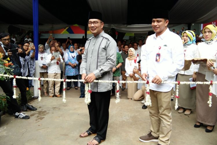 Wali Kota Bandung Ridwan Kamil saat melakukan prosesi gunting pita dalam peresmian masjid Maaimmaskuub PDAM Tirtawening, Jalan Badaksinga, Jumat (12/1/2018).