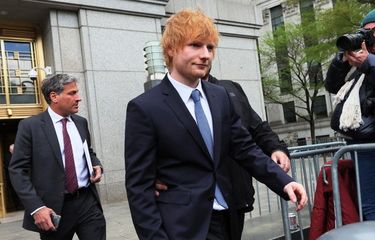 Musisi Ed Sheeran meninggalkan gedung Pengadilan Federal Manhattan, New York City, setelah menghadiri sidang perkara penjiplakan lagu, Selasa (25/4/2023). 