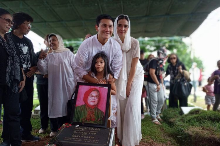 Vino serta istri dan anaknya di pusara makam sang ibunda di TPU Malaka Tanah Merah, Jakarta Timur, Selasa (7/1/2020). 