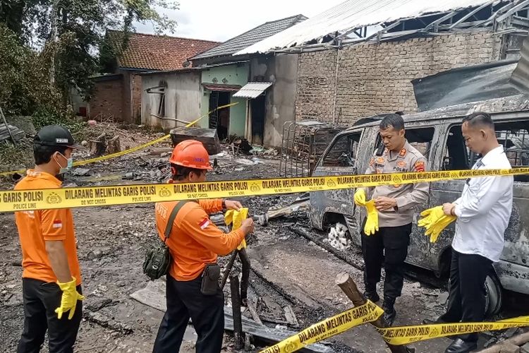 Kapolres Muara Enim AKBP Andi Supriadi saat melakukan olah TKP di lokasi gudang penimbunan BBM yang meledak hingga menewaskan tiga orang warga, Senin (19/12/2022).