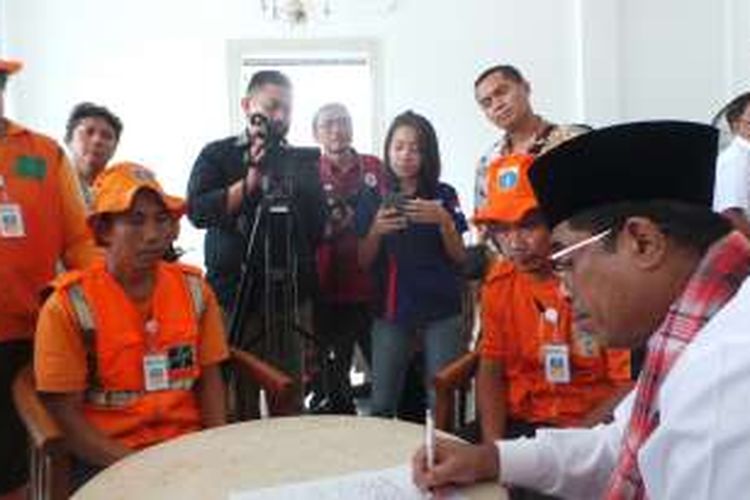 Plt Gubernur DKI Jakarta Sumarsono menerima aduan pekerja harian lepas (PHL) Suku Dinas Kebersihan Jakarta Timur atau pasukan oranye, di Balai Kota DKI Jakarta, Rabu (11/1/2017).