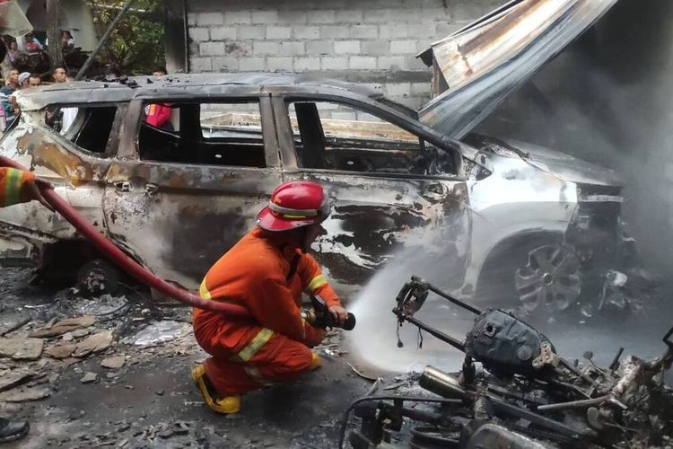 Petugas pemadam kebakaran satuan polisi pamong praja Trenggalek, melakukan pemadaman dan pendinginan, di lokasi kebakaran yang terjadi di kecamatan Watulimo Trenggalek Jawa Timur, Rabu (31/08/2022).