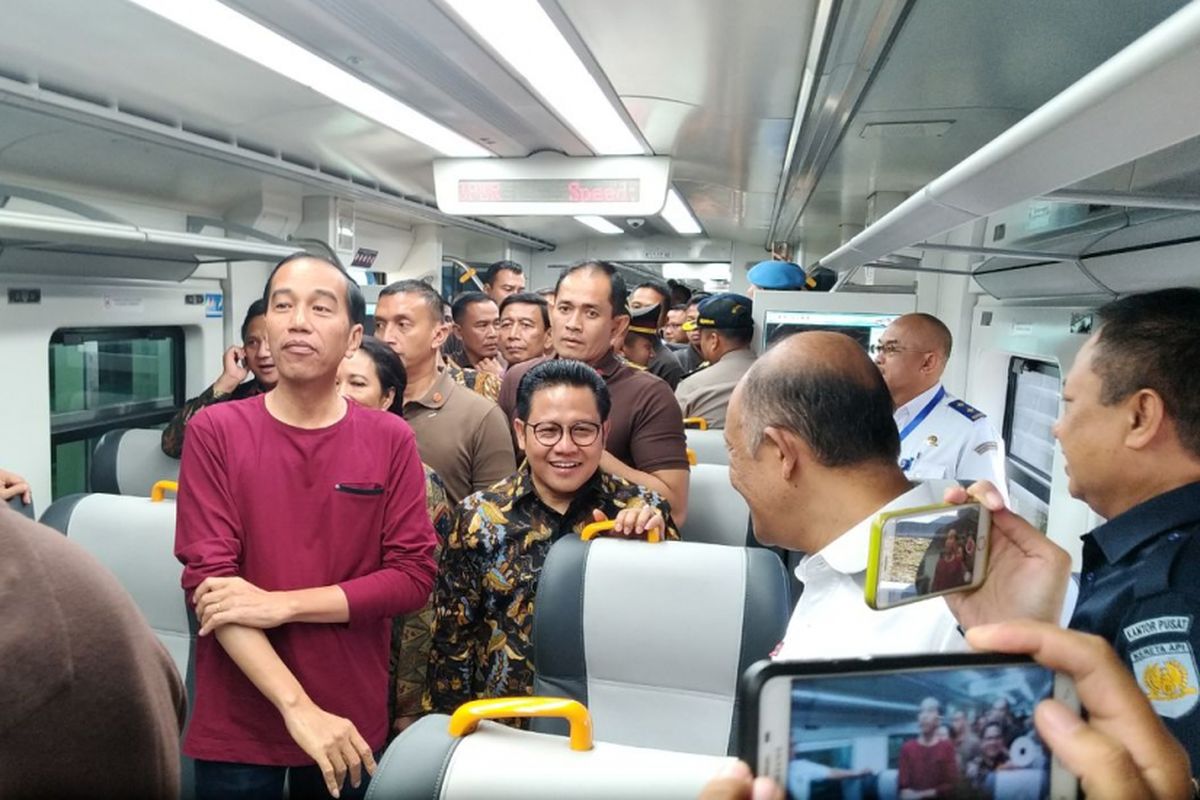 Presiden Jokowi menjajal kereta Bandara Soekarno-Hatta di Tangerang, Selasa (2/1/2018).