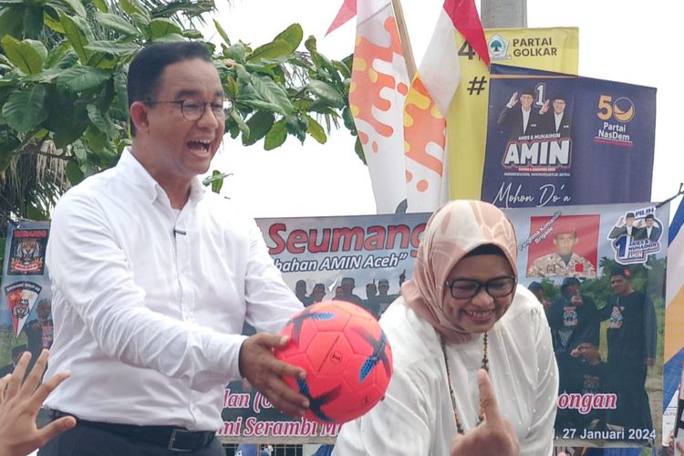 Capres nomor urut 1 Anies Baswedan melempar bola sepak ke arah simpatisan saat berkampanye di Banda Aceh, Aceh, Sabtu (27/1/2024).
