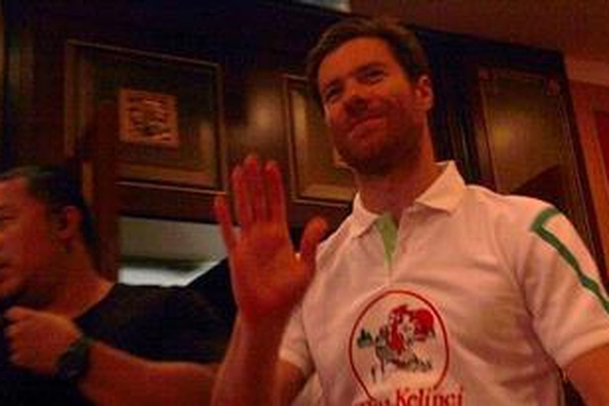 Pesepakbola asal Spanyol, Xabi Alonso hadir pada jumpa pers di Hotel Sangrila, Jakarta Pusat, Sabtu (7/7/2012). Kedatangannya di Jakarta dalam rangka acara "Indonesia Mengoper Bola 2012".