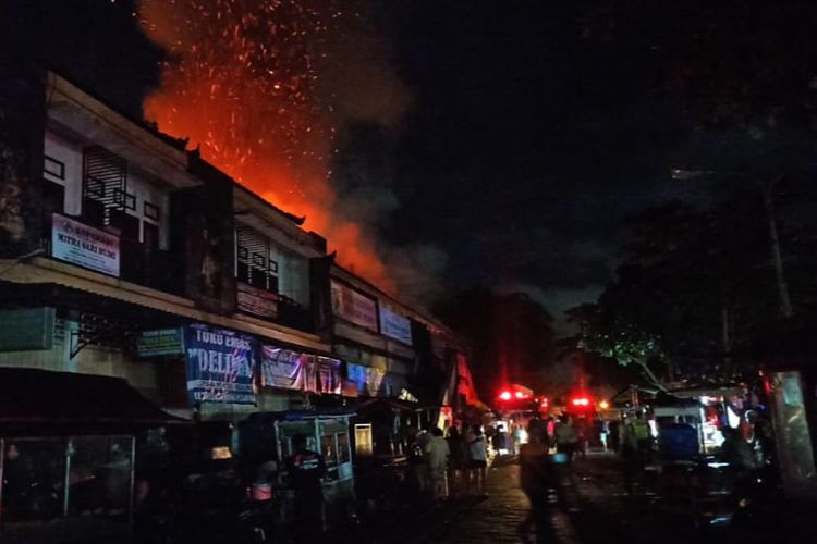 Kebakaran melanda Pasar Tradisional Adat Mengwi, Banjar Lebah Pangkung, Desa Mengwi, Kecamatan Mengwi, Kabupaten Badung, Bali, pada Selasa (29/11/2022). Peristiwa ini menghanguskan 56 kios pakaian yang terletak di lantai dua bangunan pasar tersebut. /Dok.Humas Polres Badung